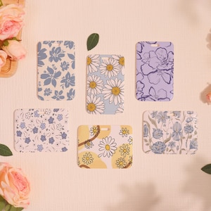 Porta-crachá rígido personalizado, porta-identidade com fecho deslizante, porta-identidade com flores bonitas, protetor de cartão transparente com margaridas coloridas, acessório para cordão