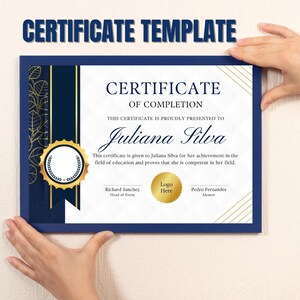 Op de afbeelding: Een certificaatsjabloon met de woorden "CERTIFICATE TEMPLATE" bovenaan. Het certificaat is blauw en goud, met de tekst "CERTIFICATE OF COMPLETION" en de naam "Juliana Silva". Het certificaat wordt door twee handen vastgehouden.