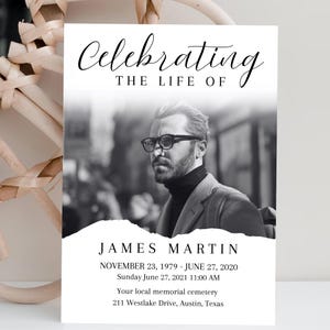Op de afbeelding: Een zwart-witfoto van een man met een coltrui en bril. Onder de foto staat de tekst "Celebrating the Life of James Martin", gevolgd door de data "November 23, 1979 - June 27, 2020" en "Sunday June 27, 2021 11:00 AM". Onder de data staat de tekst "Your local memorial cemetery" en "211 Westlake Drive, Austin, Texas".