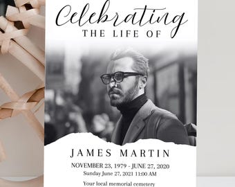 Op de afbeelding: Een zwart-witfoto van een man met een coltrui en bril. Onder de foto staat de tekst "Celebrating the Life of James Martin", gevolgd door de data "November 23, 1979 - June 27, 2020" en "Sunday June 27, 2021 11:00 AM". Onder de data staat de tekst "Your local memorial cemetery" en "211 Westlake Drive, Austin, Texas".