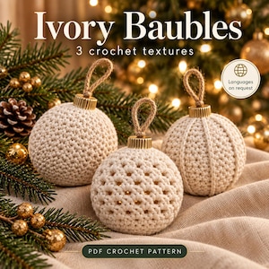 Puede incluir: Tres adornos de ganchillo en color marfil con texturas distintas, cada uno con una tapa dorada y un lazo de yute para colgar. El texto dice Ivory Baubles, 3 crochet textures, Languages on request y PDF CROCHET PATTERN.
