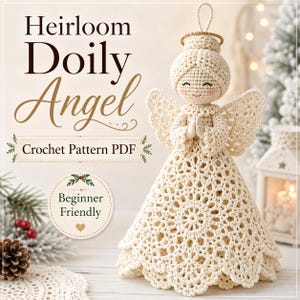 Könnte beinhalten: Eine cremefarbene gehäkelte Engelfigur mit einem Rock im Deckchen-Stil, einem goldenen Heiligenschein und betenden Händen. Der Text lautet Heirloom Doily Angel Crochet Pattern PDF und Beginner Friendly. Der Engel hat einen runden Kopf.
