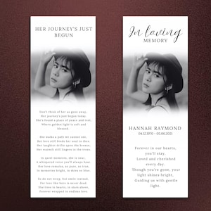 Puede incluir: Marcapáginas conmemorativo de foto en blanco y negro con un retrato de una joven con sombrero. El texto dice "Her Journey's Just Begun" e "In Loving Memory". El marcapáginas también incluye el nombre "Hannah Raymond" y las fechas "04.12.1970 - 05.06.2021".