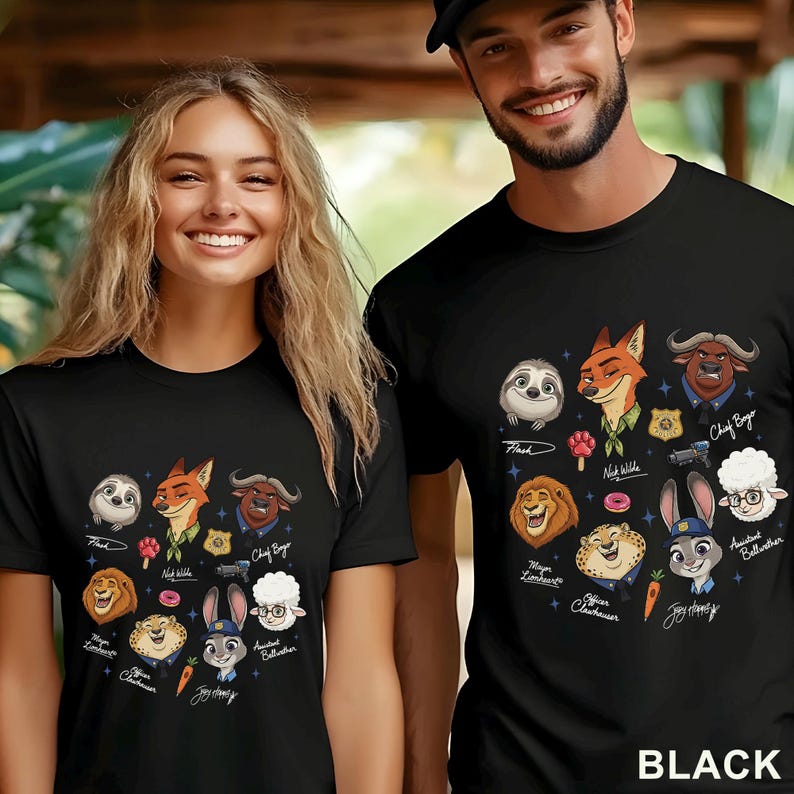 Pu&ograve; includere: T-shirt nere con illustrazioni di personaggi dei cartoni animati. I disegni includono un bradipo, una volpe, un bufalo, un leone e un coniglio. La parola "BLACK" &egrave; stampata in basso a destra.