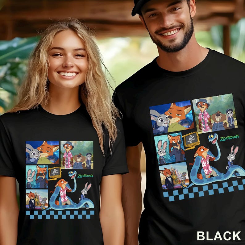 Pu&ograve; includere: T-shirt nere con una grafica colorata del film d'animazione Zootropolis. Il design include vari personaggi e il titolo del film. Un motivo a scacchi blu e bianco &egrave; nella parte inferiore. La parola "BLACK" &egrave; stampata in basso a destra.