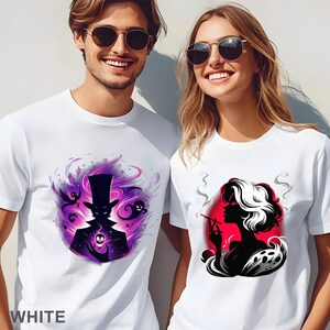 Puede incluir: Camisetas blancas con dise&ntilde;os gr&aacute;ficos. Una camiseta presenta la silueta de una figura con sombrero de copa y calavera, rodeada de remolinos morados y rosas. La otra camiseta muestra a una mujer fumando un cigarrillo con fondo rojo.