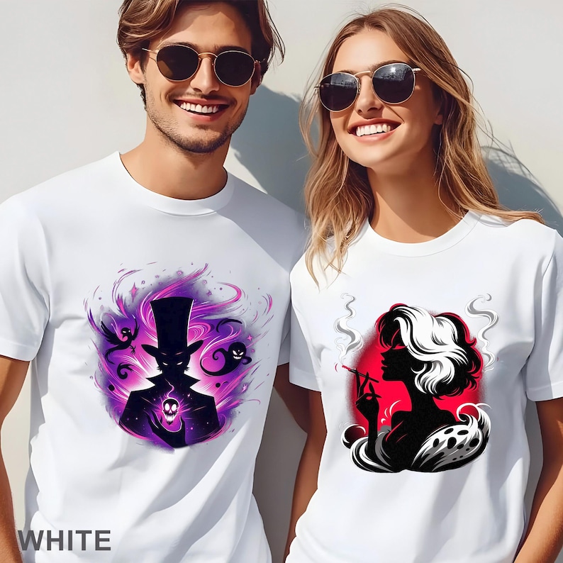 Puede incluir: Camisetas blancas con dise&ntilde;os gr&aacute;ficos. Una camiseta presenta la silueta de una figura con sombrero de copa y calavera, rodeada de remolinos morados y rosas. La otra camiseta muestra a una mujer fumando un cigarrillo con fondo rojo.