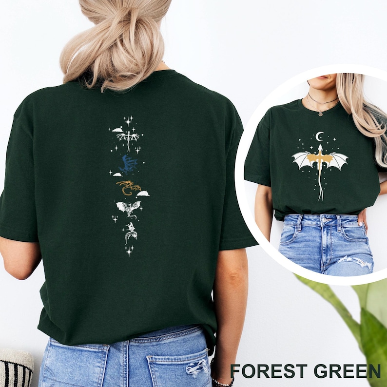 Pu&ograve; includere: T-shirt verde foresta con grafica di draghi sul davanti e sul retro. Il design posteriore include diverse illustrazioni di draghi con accenti di stelle. Il design anteriore mostra un drago con un design a luna e stelle.