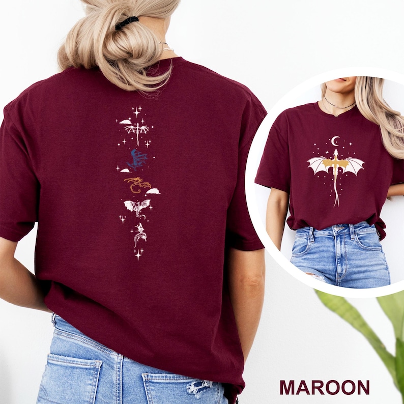 Pu&ograve; includere: T-shirt color bordeaux con un disegno di drago verticale sul retro e una grafica di drago pi&ugrave; piccola sul davanti. Il design sul retro include varie illustrazioni di draghi in diversi colori. La maglietta &egrave; di colore bordeaux unito.