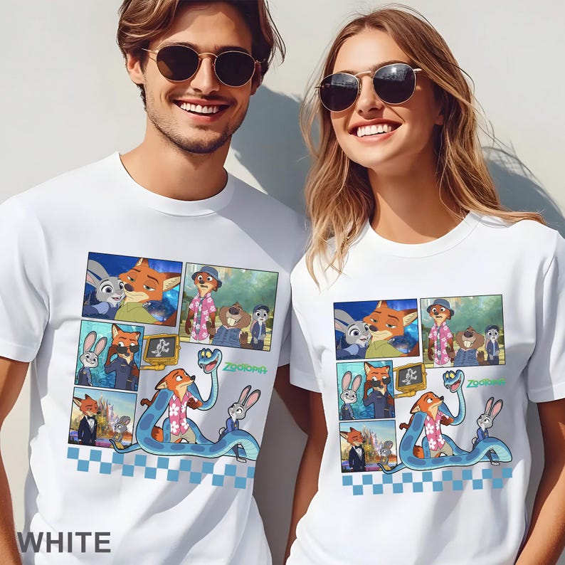 Pu&ograve; includere: T-shirt bianche con un colorato design a fumetti con personaggi del film d'animazione Zootopia. Le magliette hanno un motivo a scacchi blu e bianco nella parte inferiore e la scritta "WHITE" in basso a sinistra.