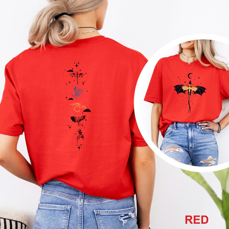 Pu&ograve; includere: T-shirt rossa con un disegno di drago. Il disegno include un drago con le ali spiegate, una luna crescente e stelle. La parola "RED" &egrave; stampata in rosso nella parte inferiore dell'immagine.