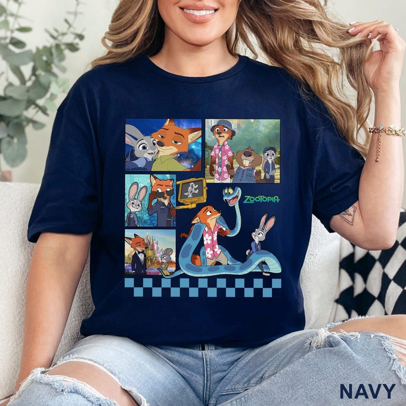 Pu&ograve; includere: T-shirt blu navy con un collage di scene del film Zootropolis. Il design include immagini di Nick Wilde, Judy Hopps e altri personaggi. La parola "ZOOTOPIA" &egrave; stampata in verde. La maglietta ha un motivo a scacchi nella parte inferiore.