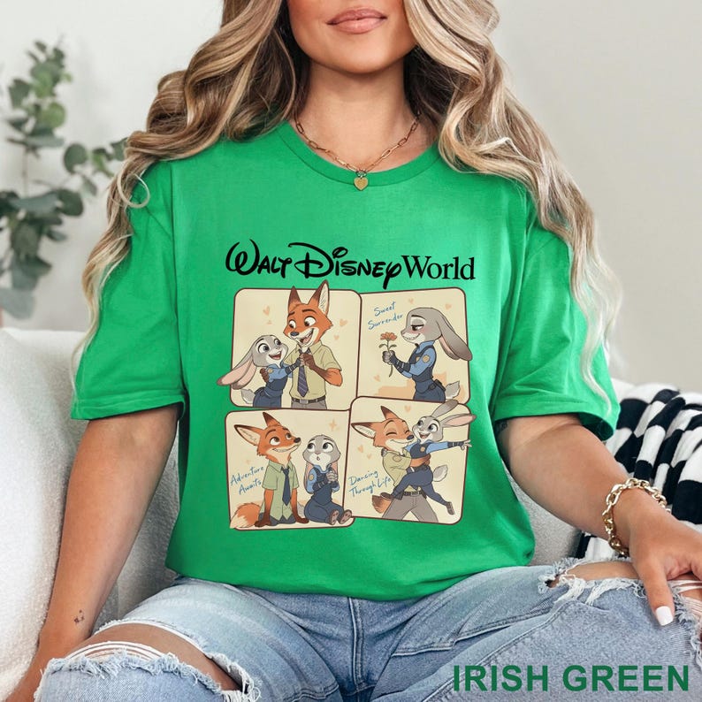 Puede incluir: Camiseta verde irland&eacute;s con un dise&ntilde;o de personajes de Zootopia y el texto "Walt Disney World". El dise&ntilde;o incluye cuatro paneles con im&aacute;genes de Nick Wilde y Judy Hopps. La camiseta est&aacute; hecha de un material suave.