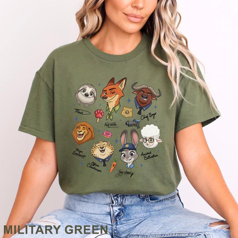 Pu&ograve; includere: T-shirt verde militare con personaggi dei cartoni animati di Zootropolis. Il design include Flash, Nick Wilde, Capo Bogo, Judy Hopps e altri personaggi. Un capo d'abbigliamento comodo e casual.