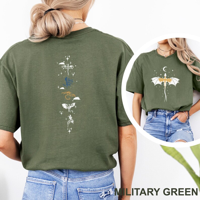 Pu&ograve; includere: T-shirt verde militare con grafica di draghi sul davanti e sul retro. Il retro presenta una disposizione verticale di draghi stilizzati in bianco, blu e oro. Il design frontale presenta un drago con una luna crescente.