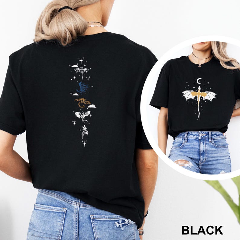 Pu&ograve; includere: T-shirt nera con un design verticale di draghi stilizzati in bianco, blu e oro. La maglietta ha anche una grafica di drago sul davanti. La parola "BLACK" &egrave; stampata in basso.