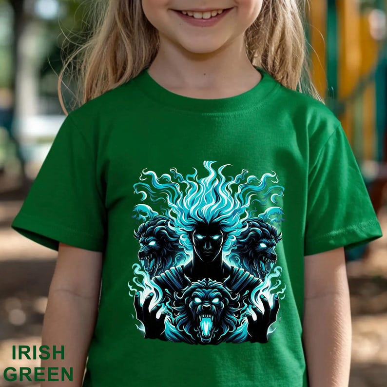 Puede incluir: Camiseta verde irland&eacute;s con un dise&ntilde;o gr&aacute;fico que presenta una figura central y tres criaturas parecidas a leones con detalles azules. El texto "IRISH GREEN" est&aacute; en la parte inferior izquierda.
