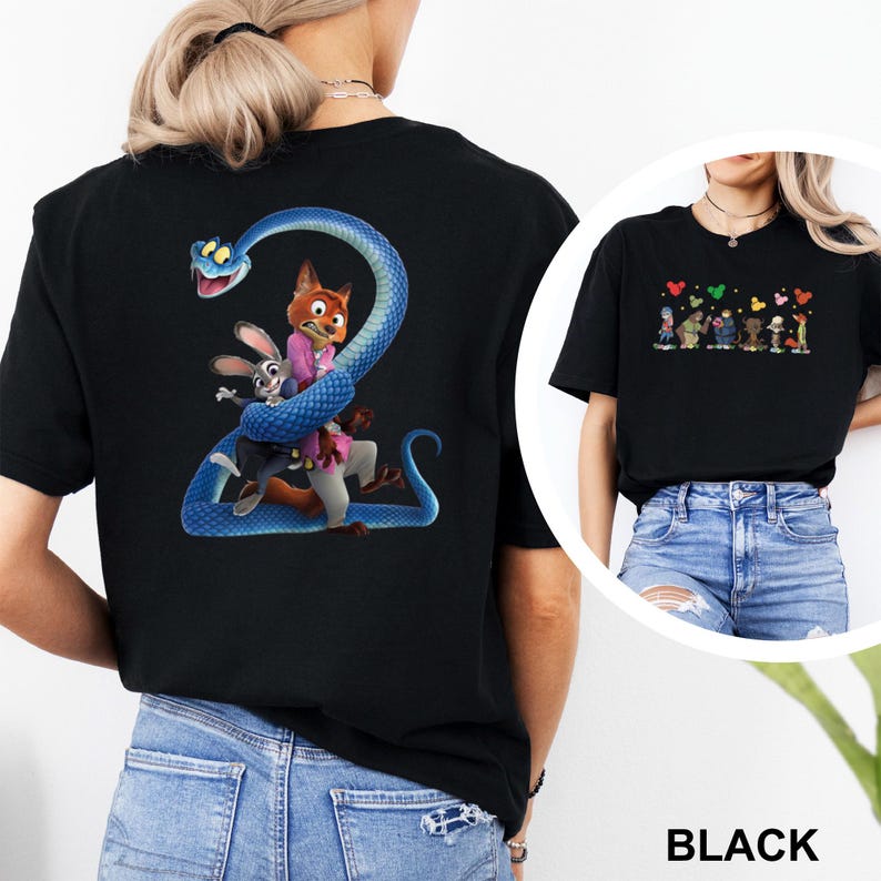 K&ouml;nnte beinhalten: Schwarzes T-Shirt mit einem farbenfrohen Aufdruck von Zeichentrickfiguren, darunter eine blaue Schlange, ein Fuchs und ein Kaninchen. Das Design ist vor einem schwarzen Hintergrund platziert. Das T-Shirt wird mit blauen Jeans getragen.