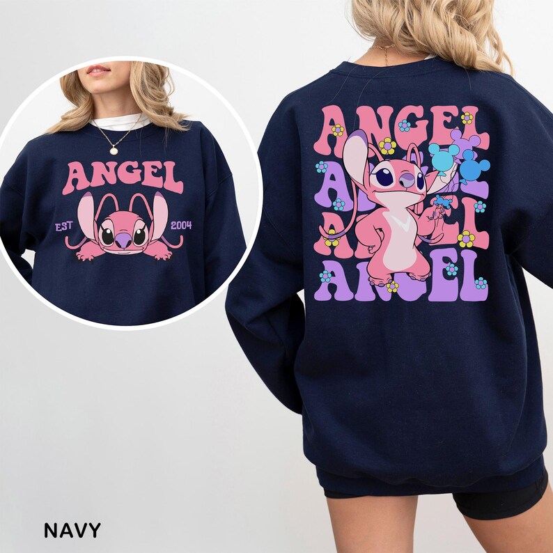 Puede incluir: Sudadera azul marino con un personaje de dibujos animados rosa y la palabra "ANGEL" en rosa. El dise&ntilde;o frontal muestra la cara del personaje y el texto "EST 2004". La parte trasera presenta la palabra "ANGEL" con el personaje y detalles florales.
