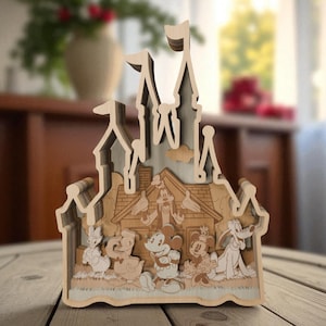 Puede incluir: Una escultura de castillo de madera en capas con personajes de dibujos animados icónicos. El diseño de varios niveles incluye una fachada detallada, banderas y una escena con Mickey Mouse, Minnie Mouse, Donald, Daisy y Goofy. La escultura es de madera clara.