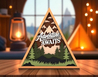 Avontuur wacht op plank Sitter Svg, bergdriehoek lasergesneden bestand, Camping gelaagde Svg, Outdoor Explorer staand decor, Glowforge-bestanden