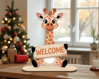 Könnte beinhalten: Eine Holzgiraffe mit einem Willkommensschild. Die Giraffe hat ein braun-oranges Fleckenmuster, schwarze Hufe und einen freundlichen Gesichtsausdruck. Das Schild trägt die Aufschrift "WELCOME" in orangefarbenen Buchstaben. Die Figur steht auf einem Holzsockel.