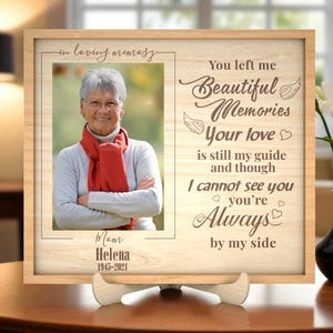 Pode incluir: Moldura de foto memorial de madeira com um retrato de uma mulher, um cachecol vermelho e o texto "in loving memory". A moldura inclui o texto "You left me Beautiful Memories" e "Always by my side."