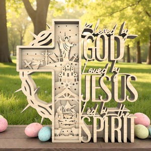 Puede incluir: Una cruz de madera con intrincados cortes que representan escenas religiosas y el texto "Blessed by GOD, Loved by JESUS, Led by the SPIRIT." Huevos de Pascua coloridos descansan sobre una superficie de madera.