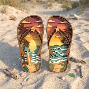 Puede incluir: Dos chanclas de madera con un diseño en capas que representa una escena de playa. Una presenta una tabla de surf, la otra olas. El fondo muestra una puesta de sol con palmeras, nubes y pájaros. Las chanclas están sobre arena.