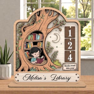 Puede incluir: Decoración de madera con una niña leyendo en un árbol, con una estantería llena de libros coloridos. Incluye un contador de libros leídos, una luna, estrellas y el texto "Melisa's Library".