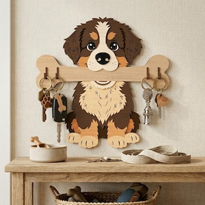 Pode incluir: Porta-chaves de madeira em forma de cão com um porta-chaves em forma de osso. O cão tem pelo castanho, bege e branco. Várias chaves pendem do porta-chaves. Uma pequena tigela de cerâmica e uma trela para cães estão numa prateleira de madeira por baixo.