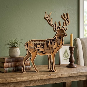 Könnte beinhalten: Eine Holzskulptur eines Hirsches mit aufwendigen, geschichteten Details, die eine Waldszene darstellen. Die Skulptur zeigt einen großen Hirsch mit ausgeprägtem Geweih, Bäumen und anderen Hirschen. Die Farbe ist ein natürlicher Holzton.