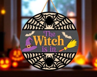 Letrero de Halloween "La bruja está en" (Svg), colgador redondo para puerta con sombrero y escoba de bruja (Svg), decoración de porche con telaraña (Svg), archivo de corte láser de Halloween espeluznante
