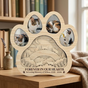 Puede incluir: Marco de fotos de madera con forma de pata de gato con cuatro retratos de gatos. El marco tiene un diseño en capas con un arcoíris, gatos y el texto "FOREVER IN OUR HEARTS" y "In Loving Memory of Willow, 2013-2026".