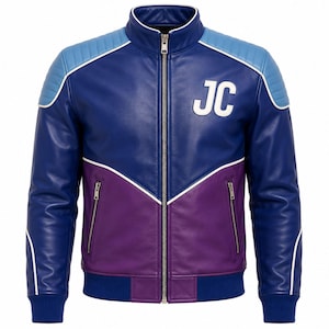 Peut inclure: Une veste en cuir color-block avec une partie supérieure bleu roi, des empiècements d'épaules bleu clair et une partie inférieure violette. La veste présente une fermeture éclair argentée, un col montant, des passepoils blancs et les lettres JC.