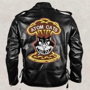 Giacca in pelle nera da motociclista, ispirata a Fallout e agli Atom Cats, realizzata a mano.