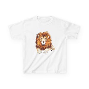 Op de afbeelding: Wit T-shirt met een aquarel illustratie van een leeuw. De leeuw heeft een bruine manen en ligt. Het shirt is gemaakt van een zacht materiaal en heeft korte mouwen. Het ontwerp is gecentreerd op de voorkant van het shirt.