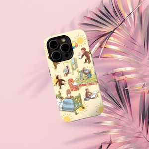 Puede incluir: Una funda de teléfono con un patrón repetido de un mono de dibujos animados en varias escenas, como leer y jugar. El fondo es amarillo claro con motivos de sol. La funda tiene un módulo de cámara negro.