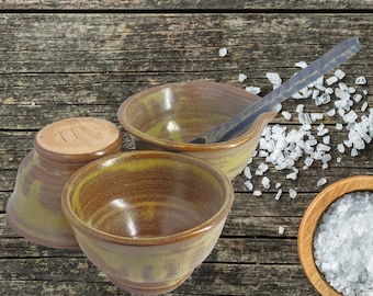 Set of 3 small bowls with wooden spoon.