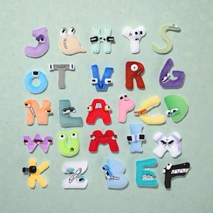 Peut inclure: Un ensemble de lettres de l'alphabet en peluche colorées, chacune avec des traits et des motifs faciaux uniques. Les lettres sont disposées sur un fond vert clair, créant un thème ludique et éducatif.