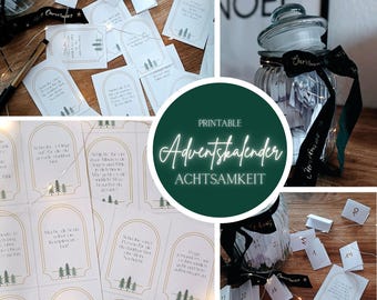 Könnte beinhalten: Eine Collage von Bildern mit einem druckbaren Adventskalender. Der Kalender enthält nummerierte Anhänger, kleine weiße Umschläge und ein Glas mit Deckel. Der Text "Adventskalender ACHTSAMKEIT" ist sichtbar, zusammen mit anderem Text auf Deutsch. Das Thema ist Weihnachten.