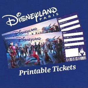 Puede incluir: Dos entradas imprimibles de Disneyland Paris sobre un fondo azul. Las entradas presentan personajes disfrazados, incluyendo a Iron Man y Spider-Man. El logotipo de Disneyland Paris está en la parte superior y las palabras "Printable Tickets" en la parte inferior.