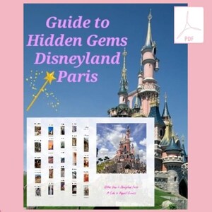 Op de afbeelding: Een reisgids getiteld "Guide to Hidden Gems Disneyland Paris" met een roze rand. De omslag toont het Disneyland Parijs kasteel, een toverstaf en een verzameling afbeeldingen. Een PDF-pictogram staat rechtsboven.