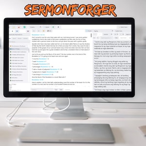 Könnte beinhalten: Ein Desktop-Computer zeigt die Benutzeroberfläche der Sermon Forger-Software mit Text aus der Offenbarung des Johannes. Der Bildschirm ist silberfarben, mit einem silbernen Sockel und einem Laptop im Vordergrund.