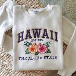 Hawaii Embroidered Sweatshirt – The Aloha State Floral Crewneck, 1959 Vintage Hoodie or T-Shirt Gift for Travel, Beach, Vacation Lovers