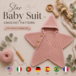 Puede incluir: Un traje de bebé en forma de estrella tejido a ganchillo en color rosa empolvado con capucha y tres botones de madera. El texto dice Star Baby Suit CROCHET PATTERN PDF DIGITAL DOWNLOAD. Incluye ovillo, ganchillo y sonajero de madera.