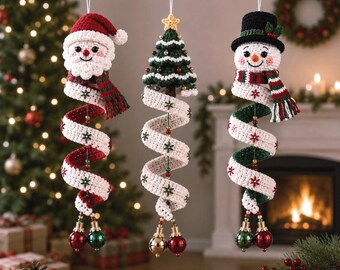 Può includere: Tre decorazioni natalizie all'uncinetto da appendere raffiguranti Babbo Natale, un albero di Natale decorato e un pupazzo di neve. Ogni figura è fissata a un lungo nastro bianco a spirale con motivi a fiocchi di neve verdi, terminante con due piccole palline metalliche.