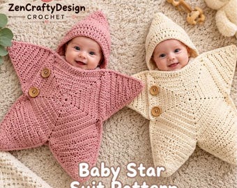 Può includere: Due tutine per neonati all'uncinetto a forma di stella, una rosa polvere e una color crema, dotate di cappuccio a punta e due bottoni in legno. Il testo ZenCraftyDesign CROCHET e Baby Star Suit Pattern è visibile nell'immagine.