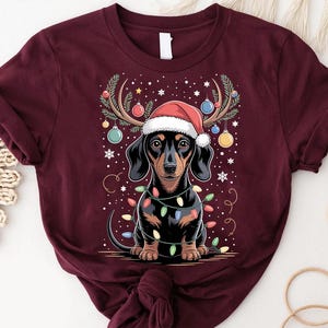 Christmas Dachshund Shirt – Cute Wiener Dog in Santa Hat and Antlers with Holiday Lights – Funny Sausage Dog Lover Gift Shirt for Pet Owners