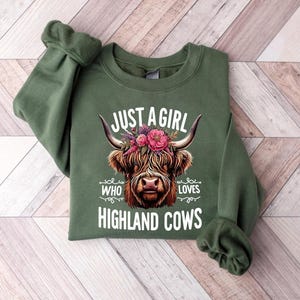 Just a Girl Who Loves Highland Cows Shirt – Funny Scottish Highland Cow Gift – Cute Cow Lover Top – Farm Animal Sweatshirt for Women